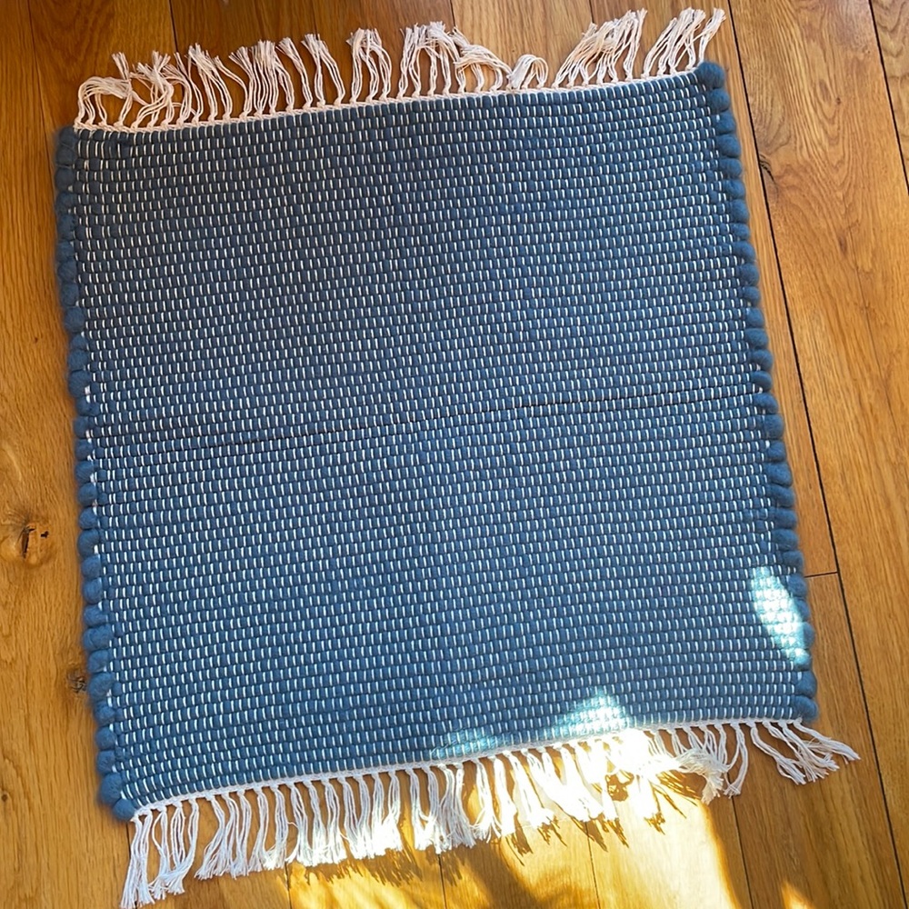 🐑 Handmade Blue Wool Roving 24”x24” Rug - Picture 3 of 3